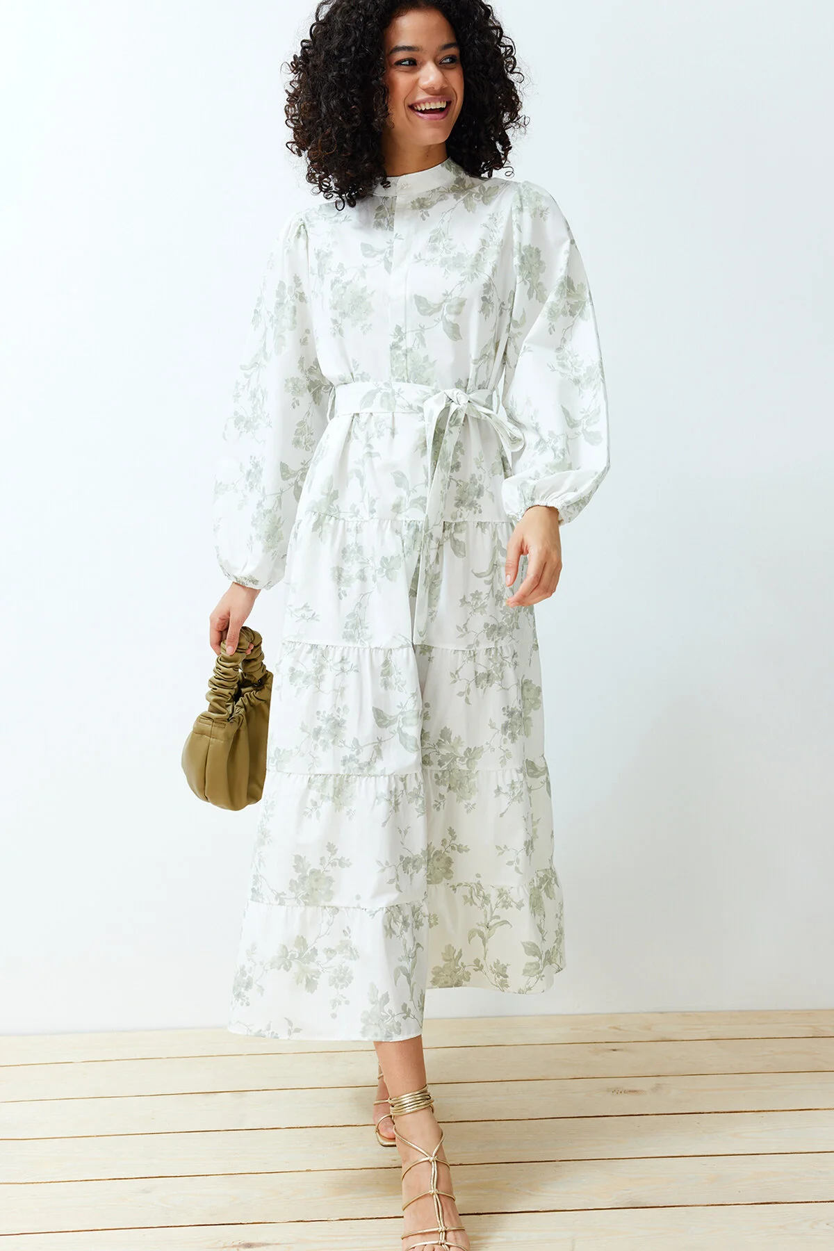 Trendyol Modest  Ecrufarbenes, gewebtes Kleid aus Popeline mit Stehkragen und Blumengürtel TCTSS24EB00153