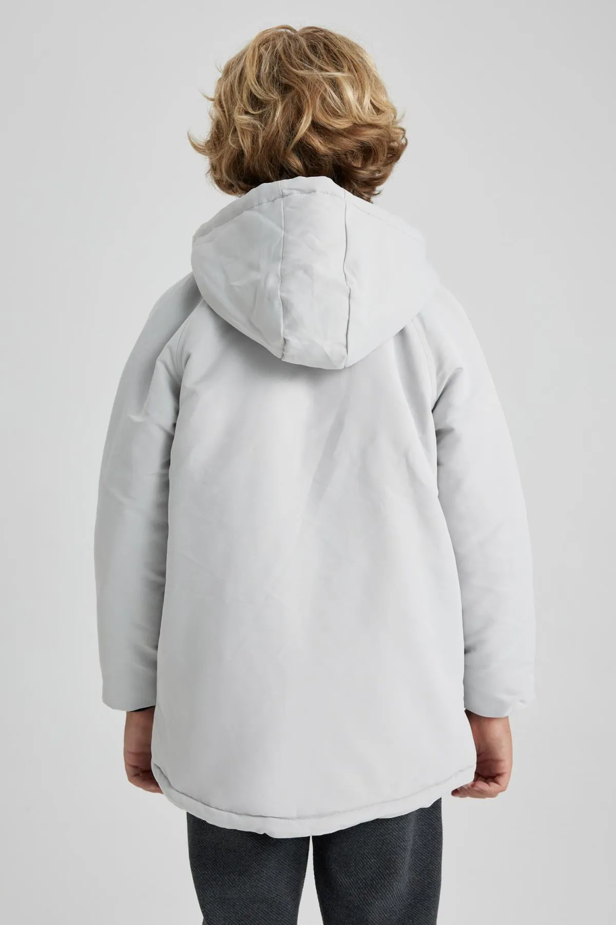 DeFacto  Wasserabweisender, mit Reflektoren bedruckter, mit Kapuze und Fleece gefütterter Mantel für Jungen A2263a823wn