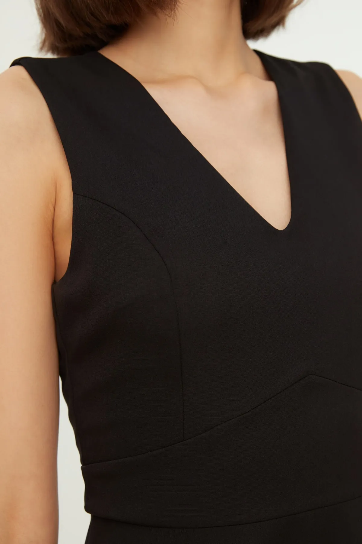 Trendyol Collection  Schwarzes Mini-Webkleid mit V-Ausschnitt TWOSS19BB0210