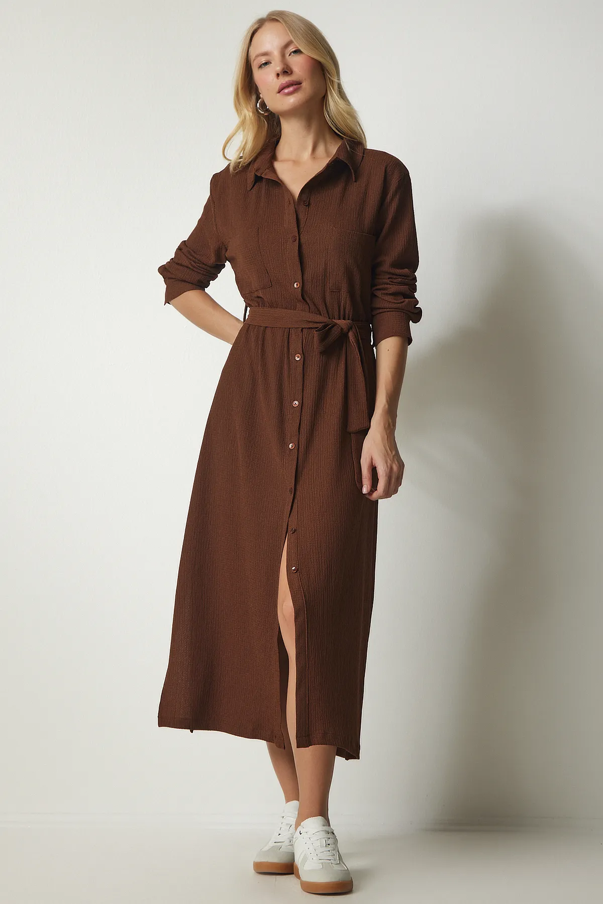 Happiness İstanbul  Braunes langes Hemdkleid mit Gürtel für Damen UB00187