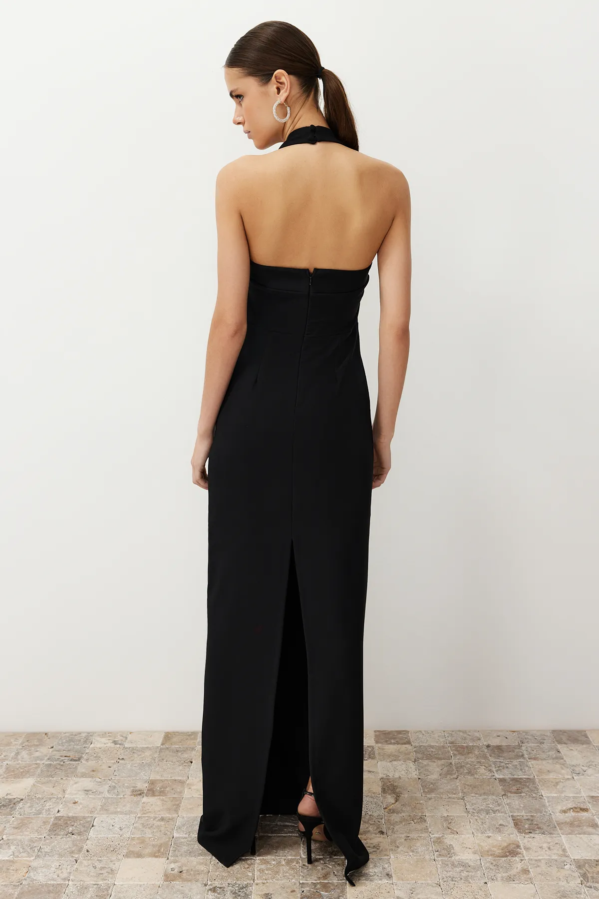 Trendyol Collection  Schwarzes, figurbetontes, gewebtes langes Abendkleid mit Degaje-Kragen TPRSS24AE00083