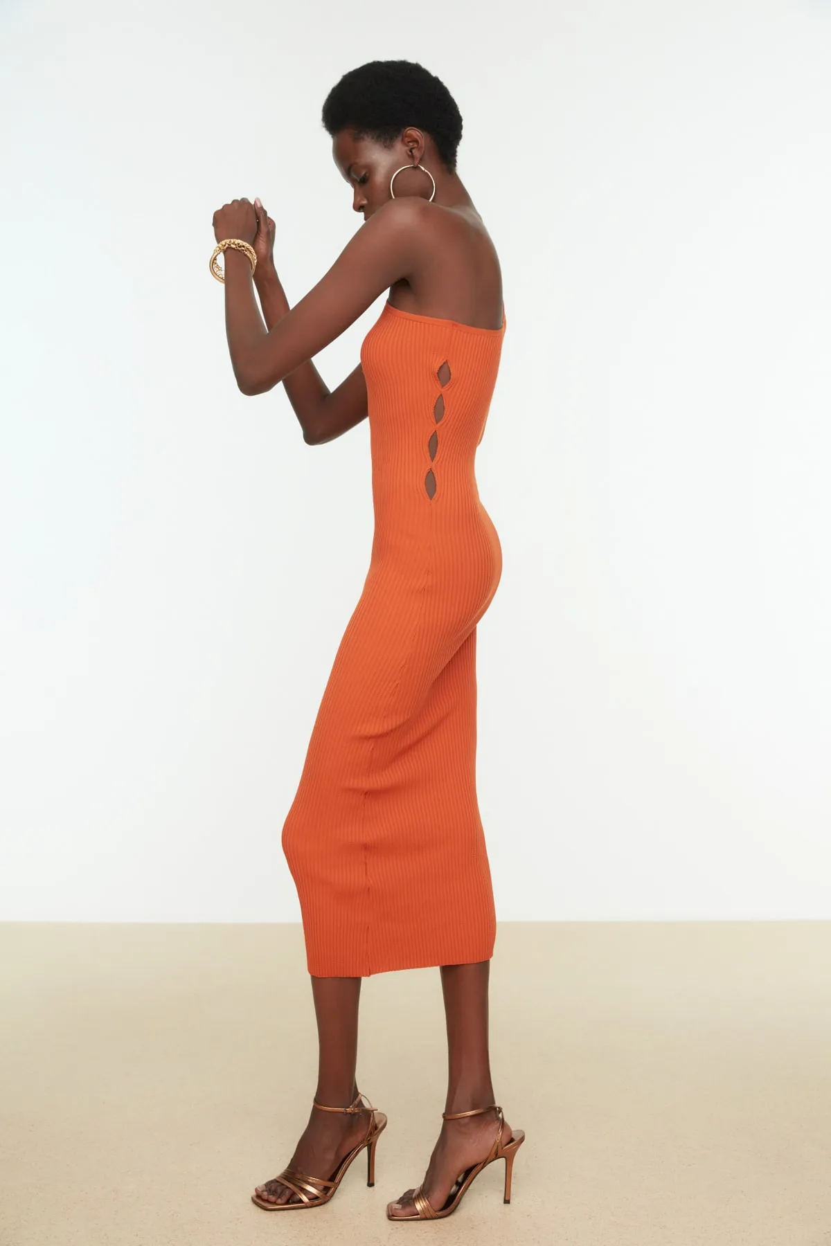 Trendyol Collection  Elegantes Abendkleid aus gefliestem Dekolleté-Strickstoff TPRSS22EL0485