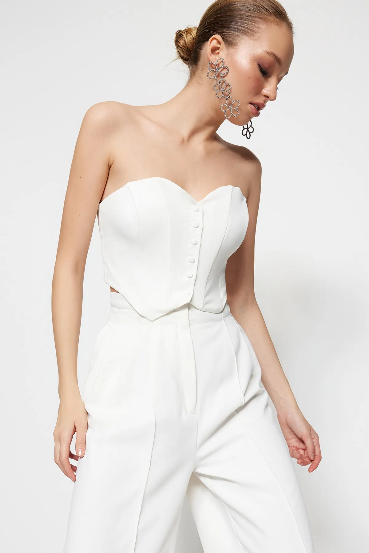 Trendyol Collection  Ecrufarbenes, bauchfreies, gefüttertes Bustier aus Webstoff TPRSS23BS00045