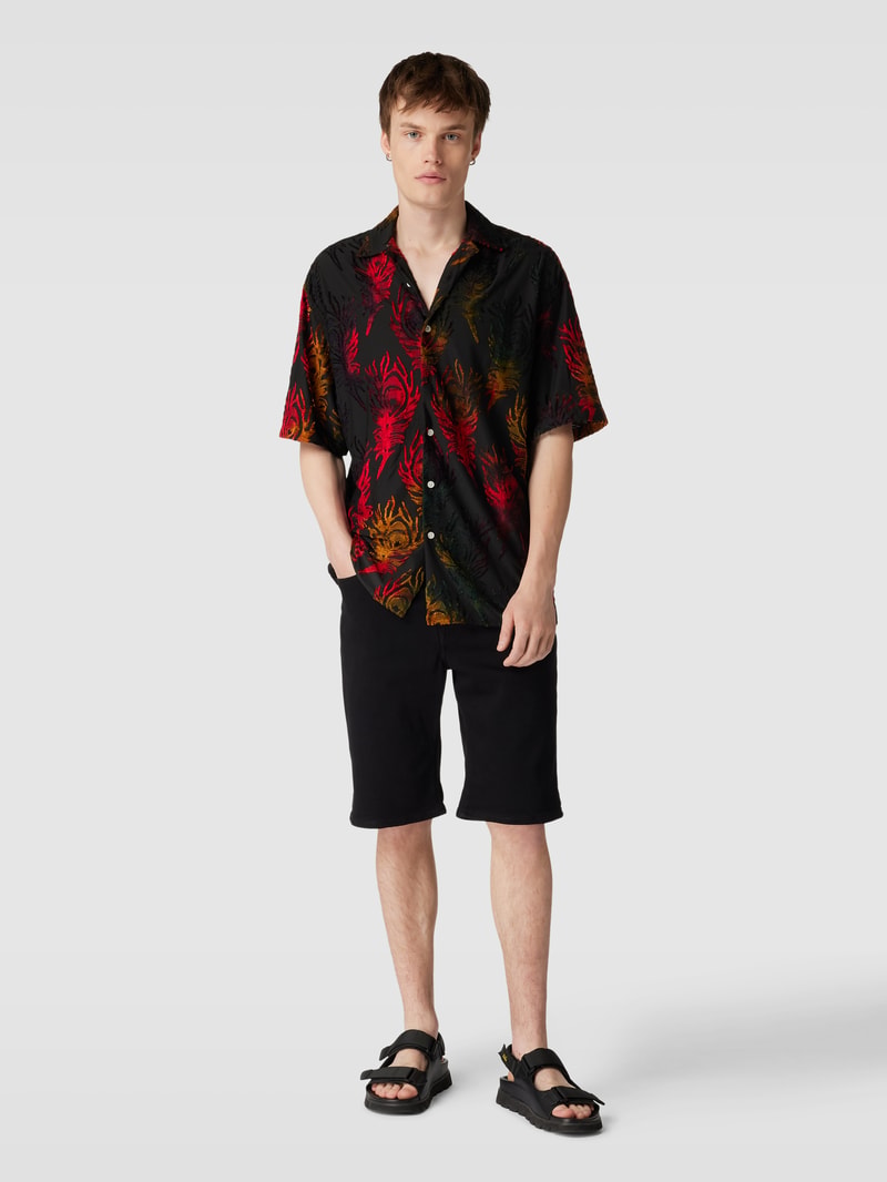 Jeansshorts mit Label-Patch in schwarz
