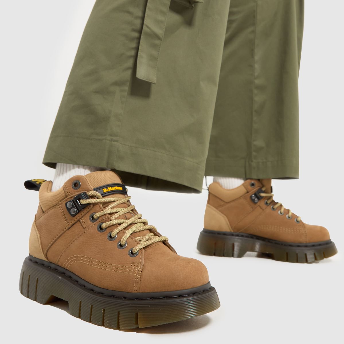 Turistické boty Dr. Martens Woodard v béžové barvě