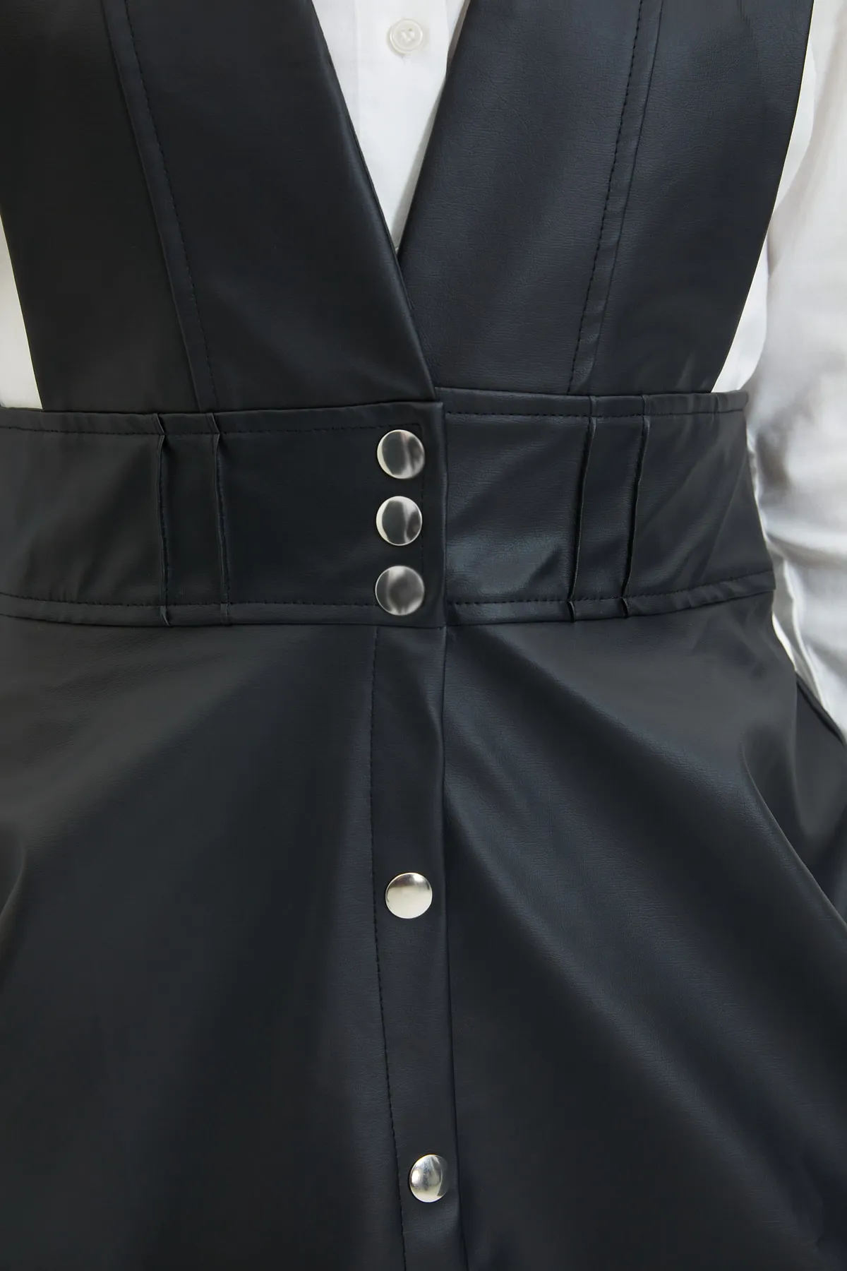 Trendyol Collection  Schwarzes, tailliertes, gewebtes Midi-Kleid in Gilet-Optik in Lederoptik TWOSS20EL1330