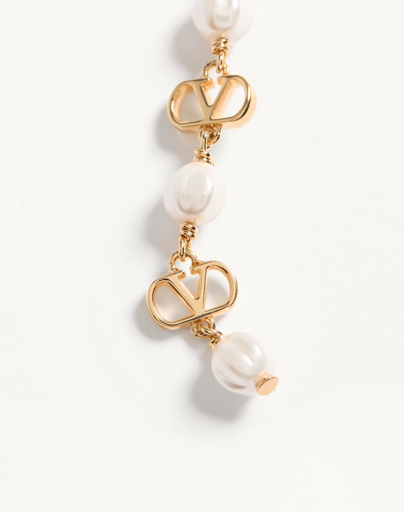 Brincos com a assinatura VLogo em metal, pérolas de vidro e cristais Swarovski®