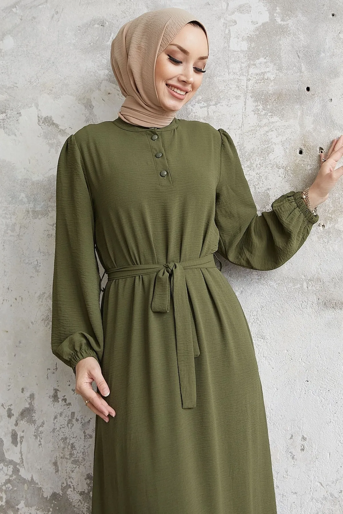 InStyle  Meyra Ayrobin-Kleid mit Knöpfen – Khaki