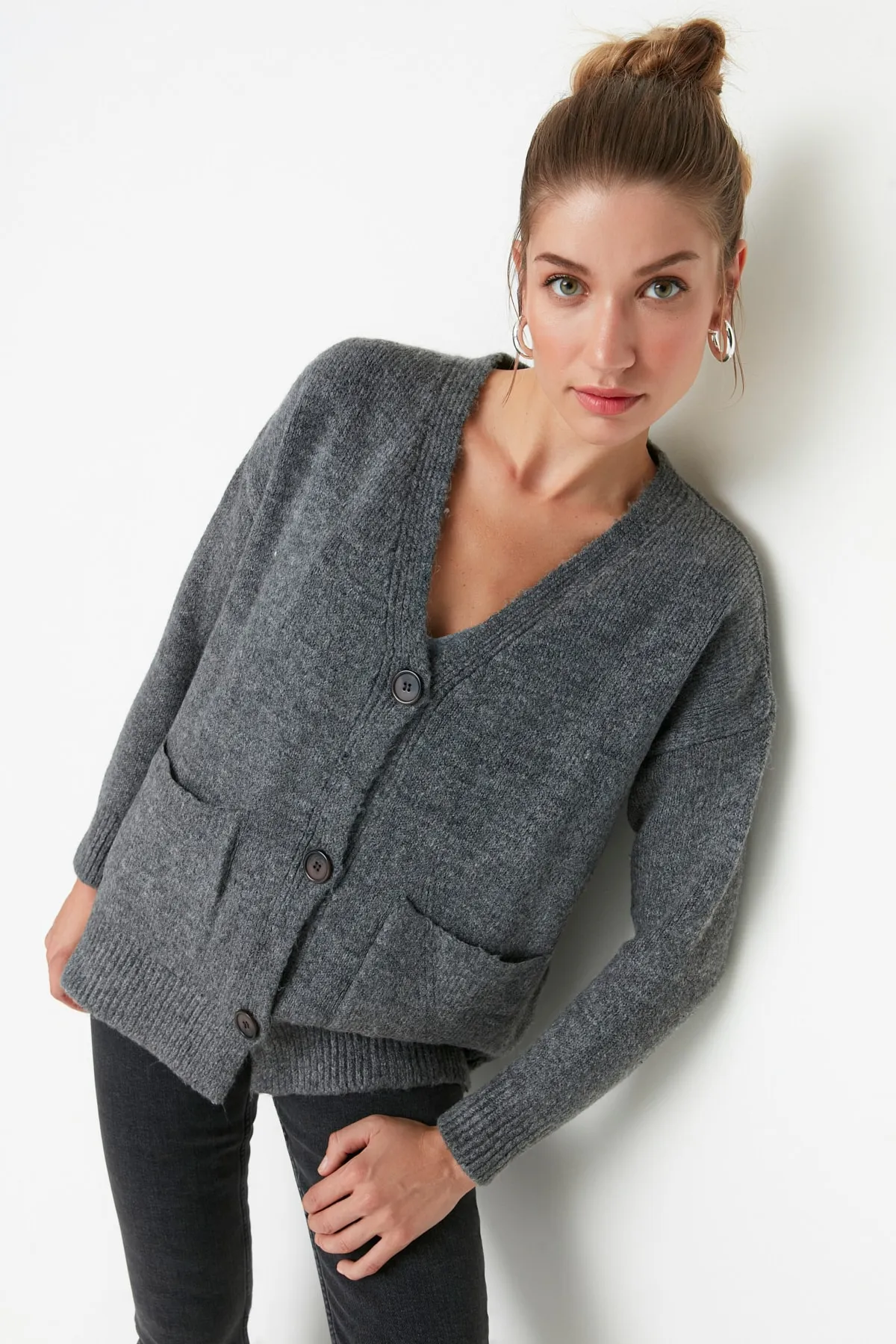 Trendyol Collection  Anthrazitfarbener Basic-Cardigan aus weicher, strukturierter Strickware TWOAW20HI0213