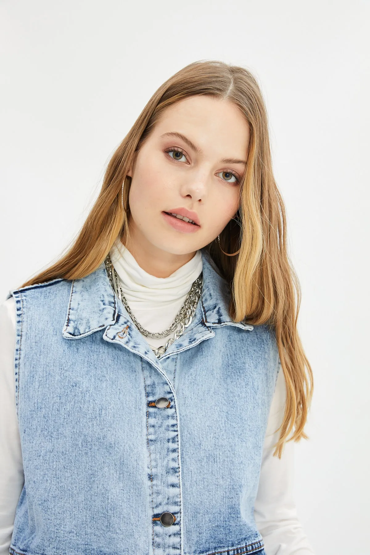 Trendyol Collection  Indigofarbene Jeansweste mit Hemdkragen und Taschendetails aus 100 % Baumwolle TCTAW22CK0006