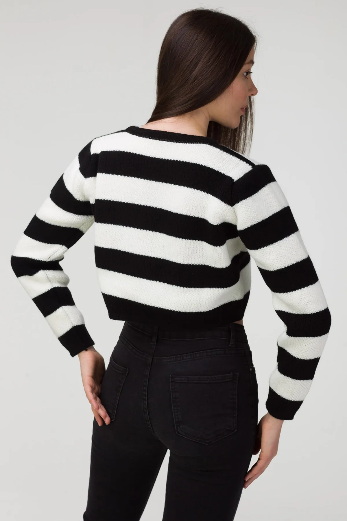 MODAGEN  Schwarz-weiß gestreifter Strick-Cardigan für Damen mit goldenen Knöpfen