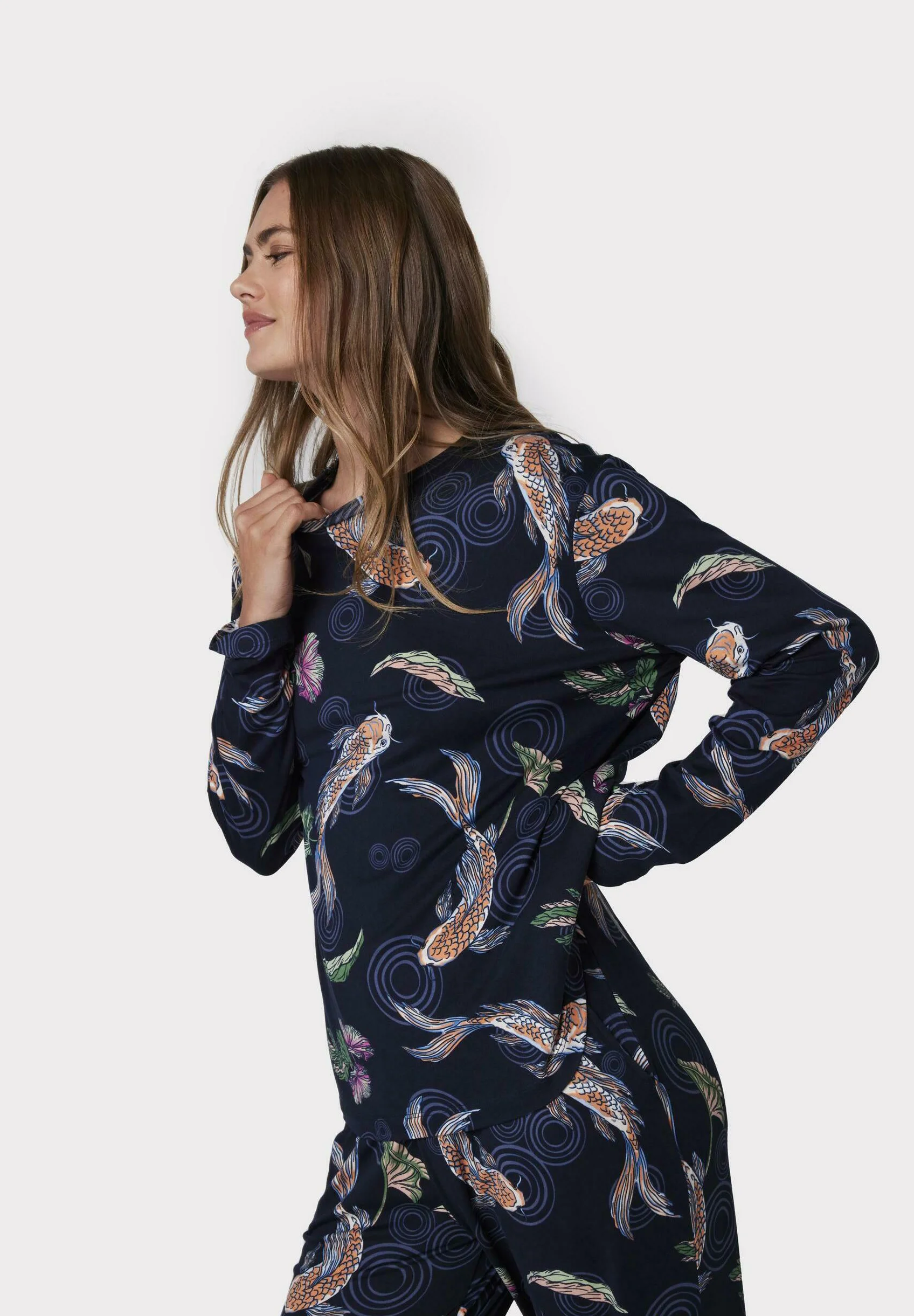 Conjunto de pijama con estampado de peces koi de Chelsea Peers