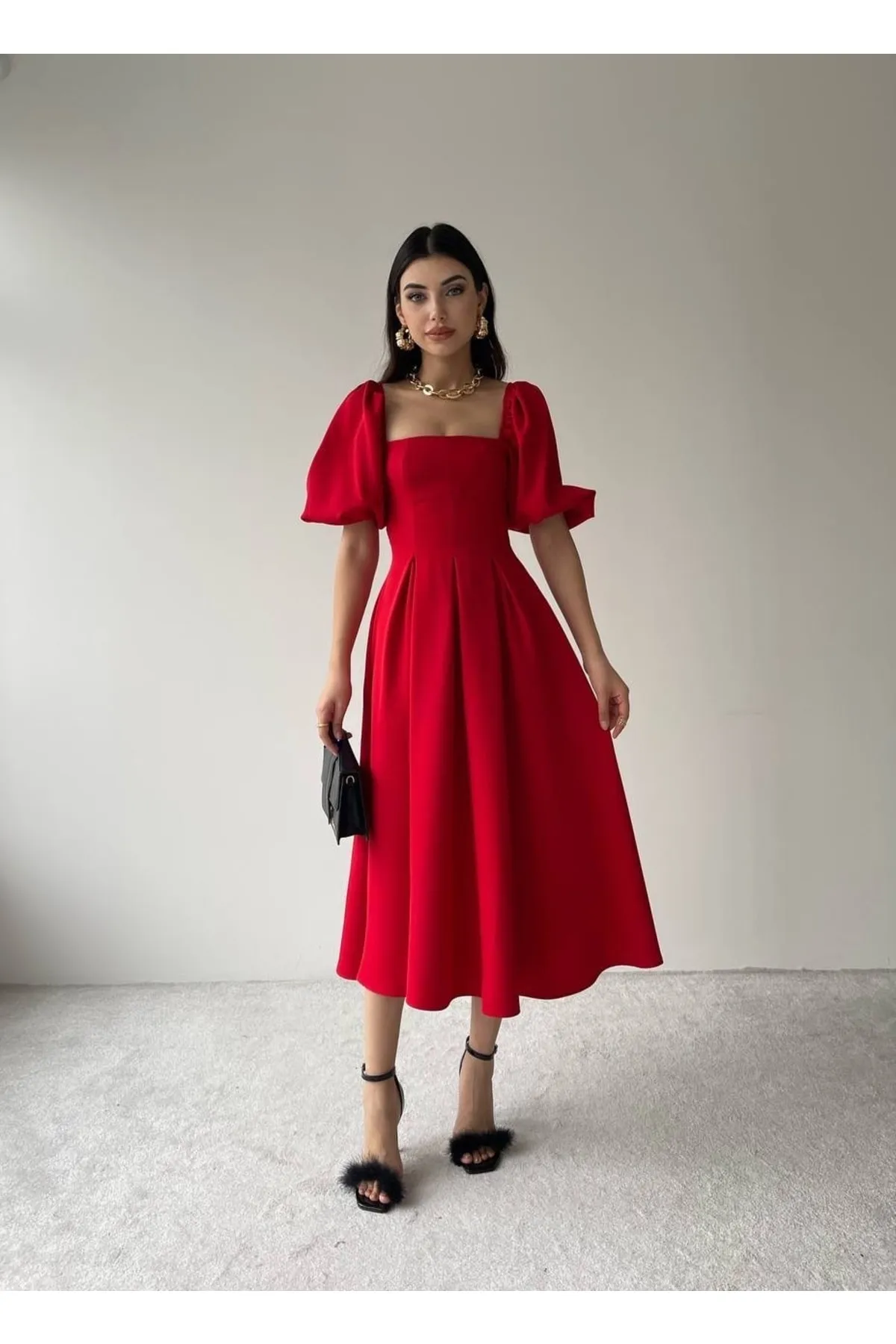 SONREİR  Kurzes, plissiertes langes Kleid mit Ballonärmeln und quadratischem Ausschnitt
