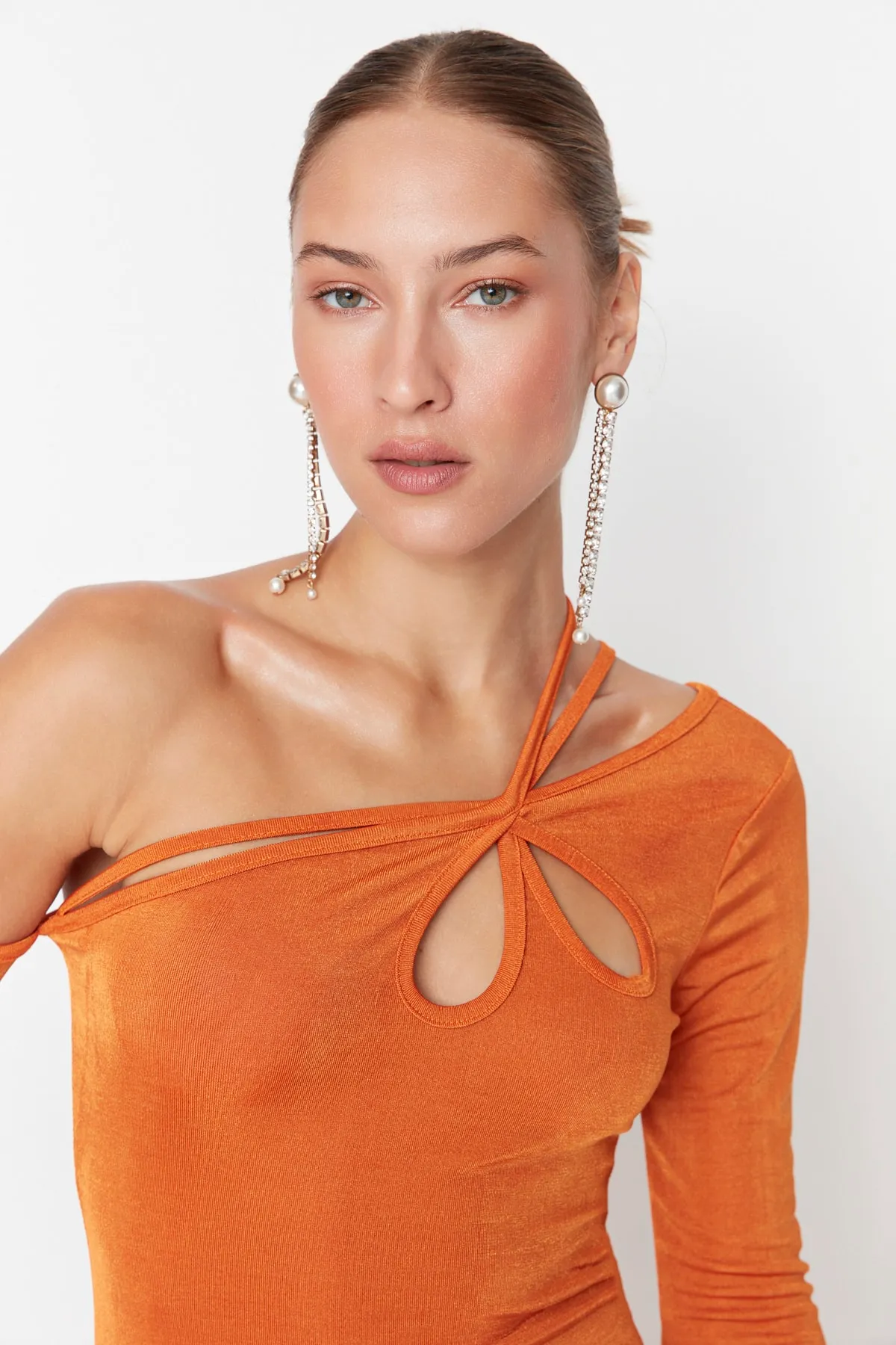 Trendyol Collection  Elegantes Abendkleid mit Fliesenkragen-Detail TPRAW23EL00357