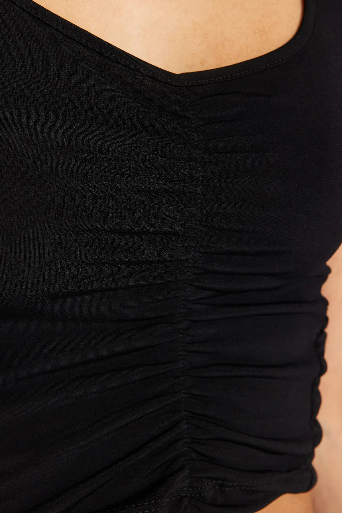 Trendyol Collection  Schwarze, dehnbare, dehnbare Strickbluse mit Rundhalsausschnitt und detailliertem Schnitt TWOSS23BZ00342