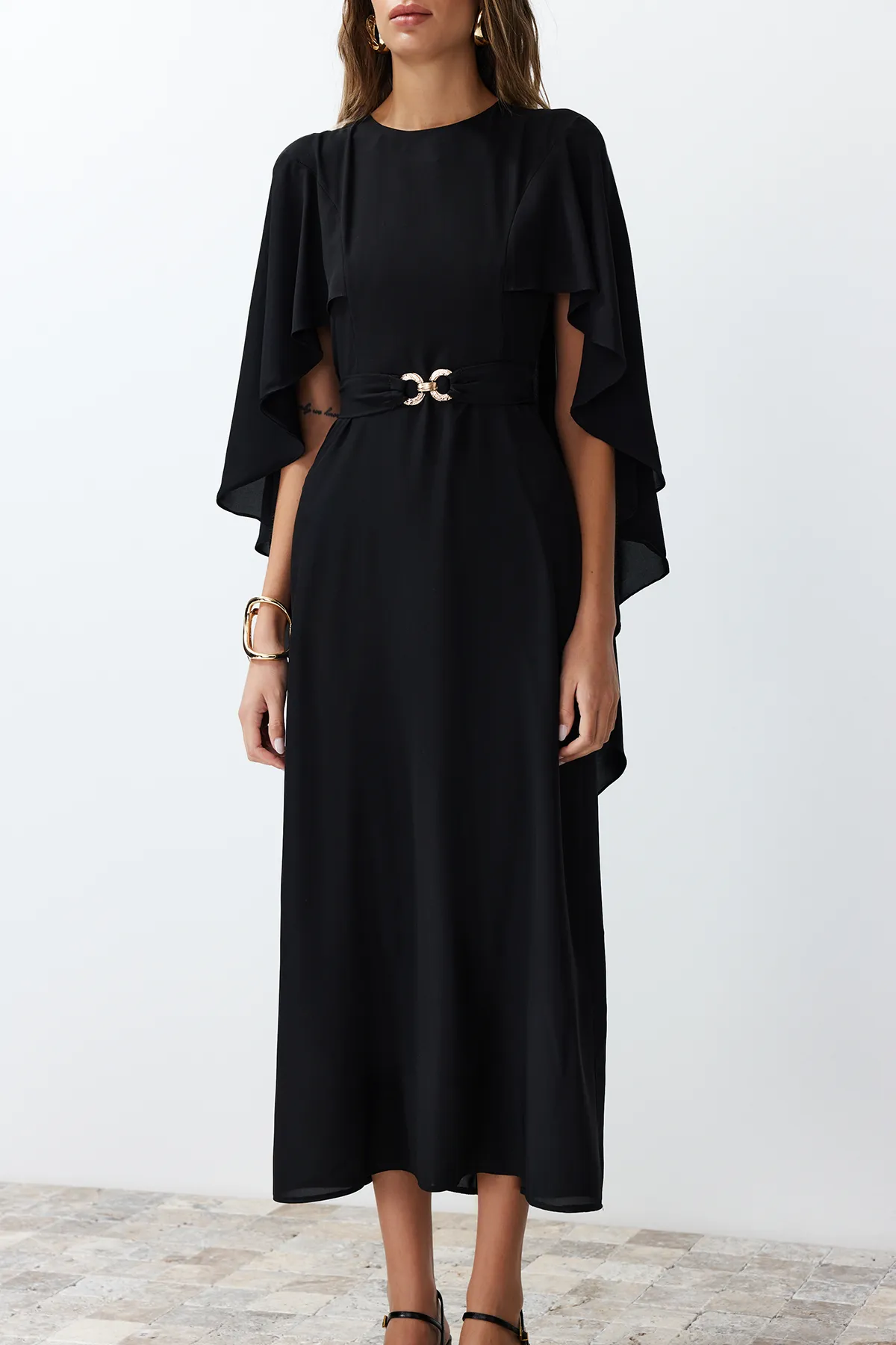 Trendyol Modest  Schwarzes, stilvolles, gewebtes Abendkleid mit Cape-Gürtel und Detail TCTSS24DB00003