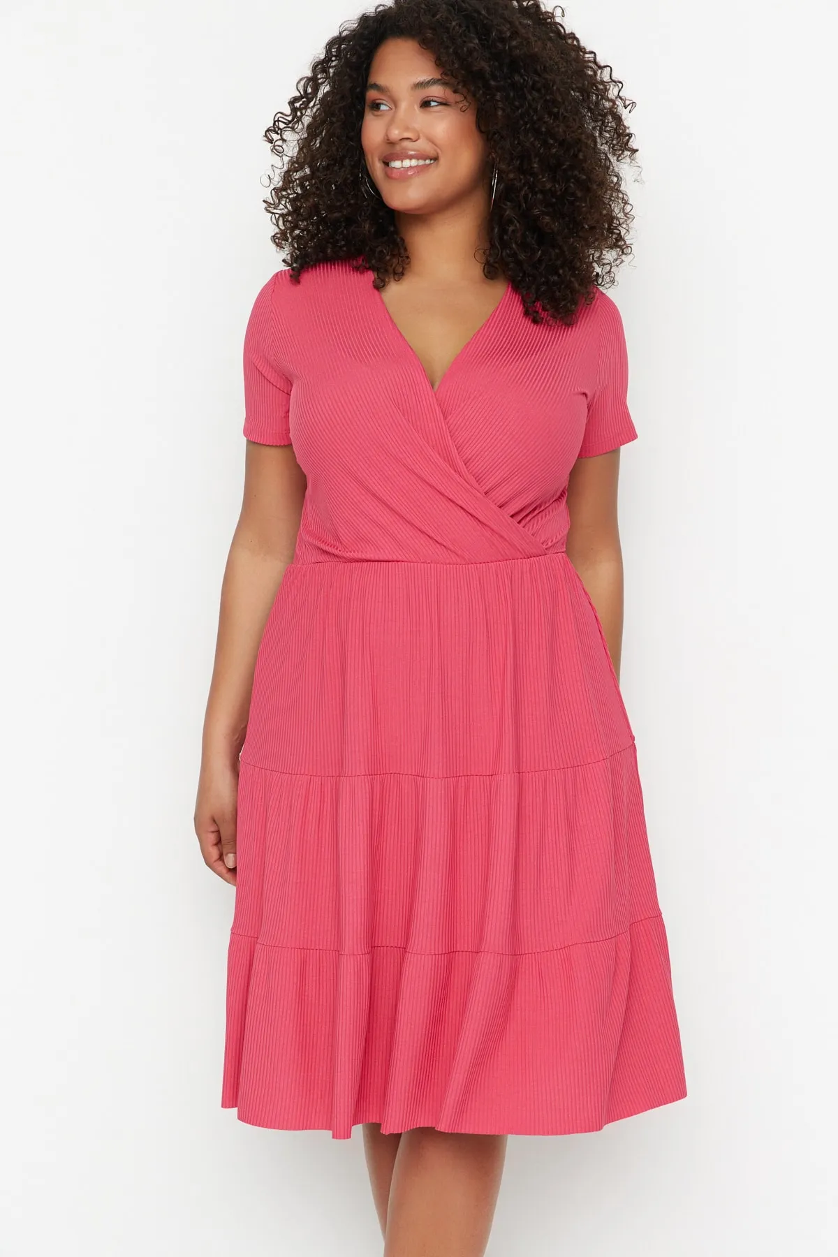 Trendyol Curve  Fuchsiafarbenes Strickkleid mit V-Ausschnitt und Blumenmuster TBBSS22EL1638
