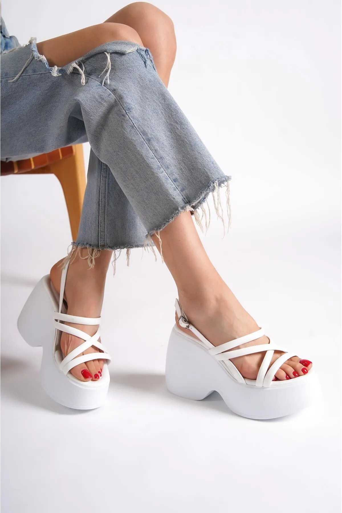 Capone Outfitters  Capone Damen-Sandalen mit hohem Keilabsatz und Knöchelriemen in Weiß
