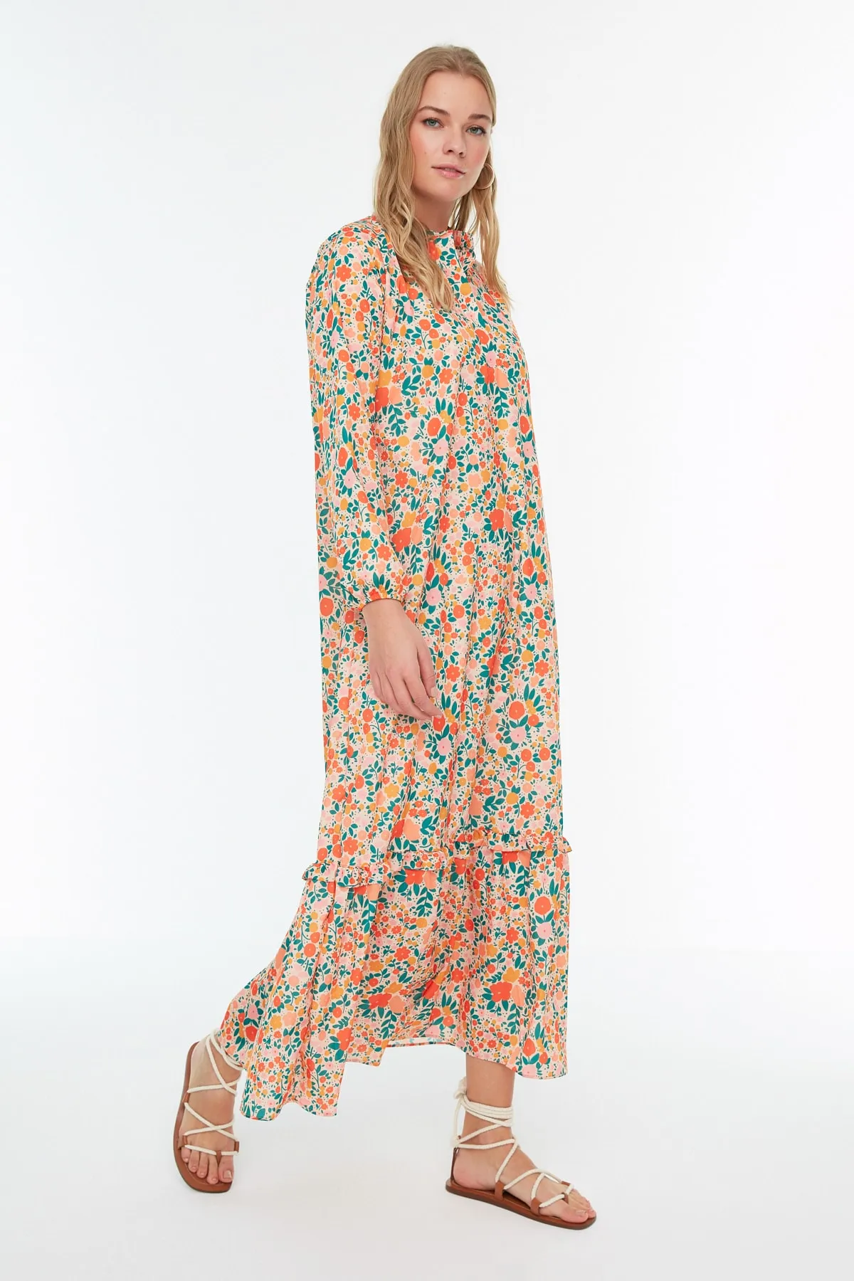 Trendyol Modest  Oranges, florales, gewebtes Kleid mit halber Knopfleiste und Rüschenspitze, gefüttert TCTSS21EL3353