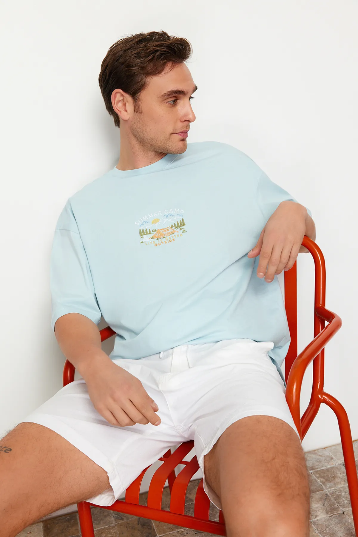 Trendyol Collection  Blaues, übergroßes/weit geschnittenes, kurzärmliges, landschaftlich besticktes T-Shirt aus 100 % Baumwolle TMNSS23TS00243