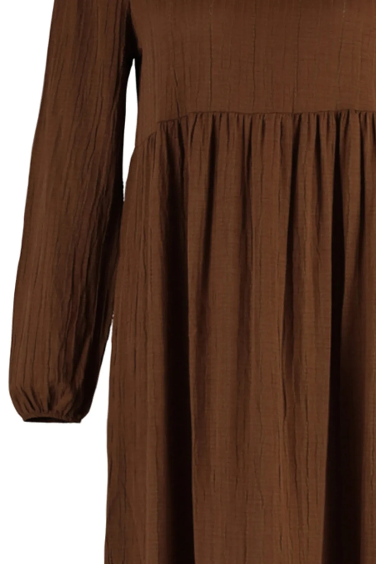 Trendyol Modest  Braunes Crinkle-Gewebtes Kleid mit Stehkragen und weiter Passform TCTSS22EB00171