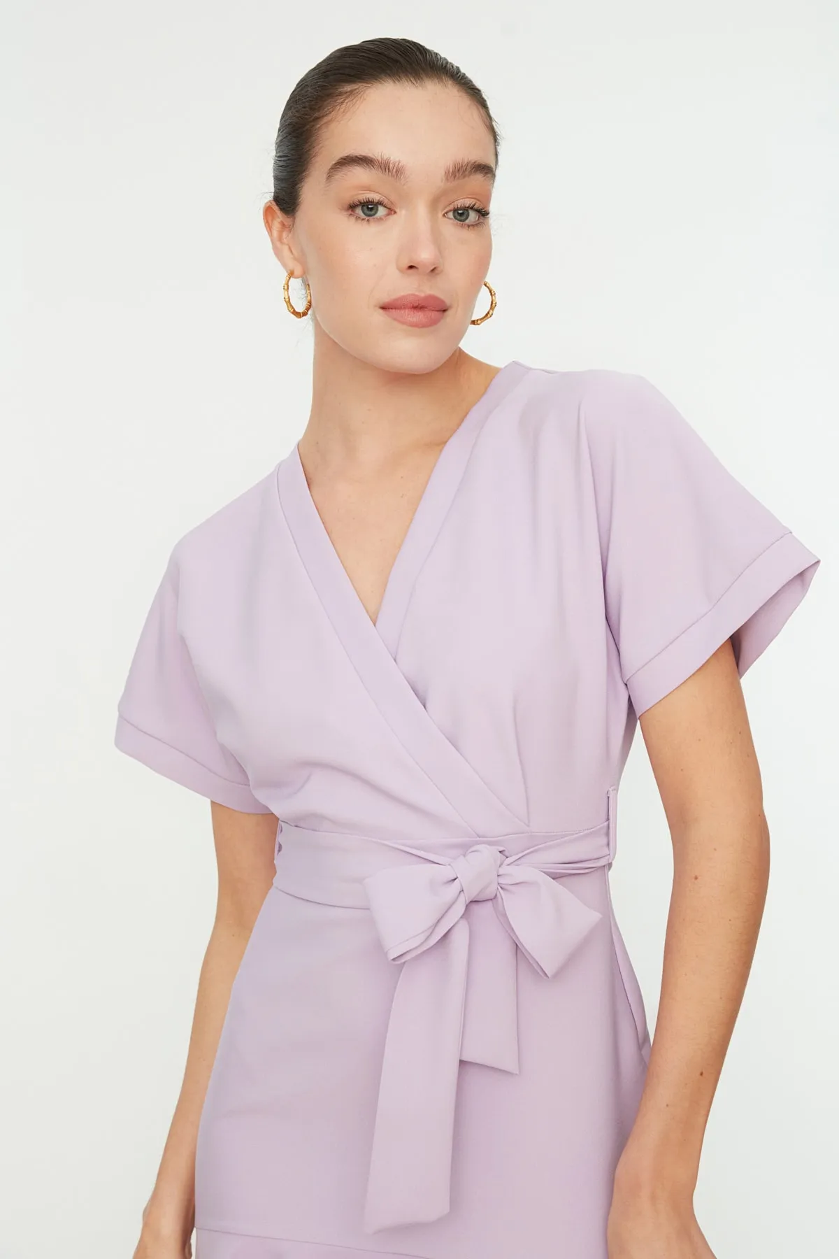 Trendyol Collection  Fliederfarbenes Volant-Webkleid mit Gürtel TWOSS20EL0944