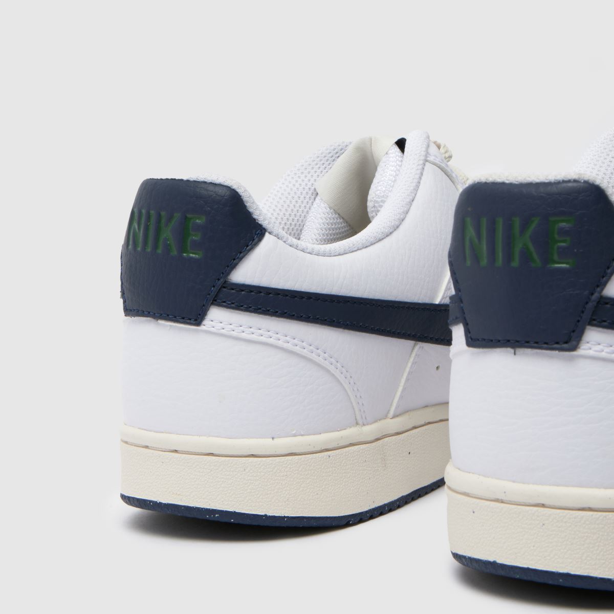 Športni copati Nike Court Vision v beli in mornarsko modri barvi
