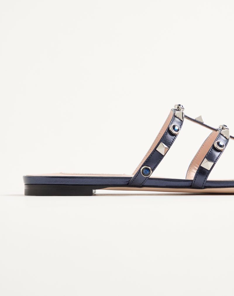 Sandália Slide Rockstud em napa laminada com cabochão