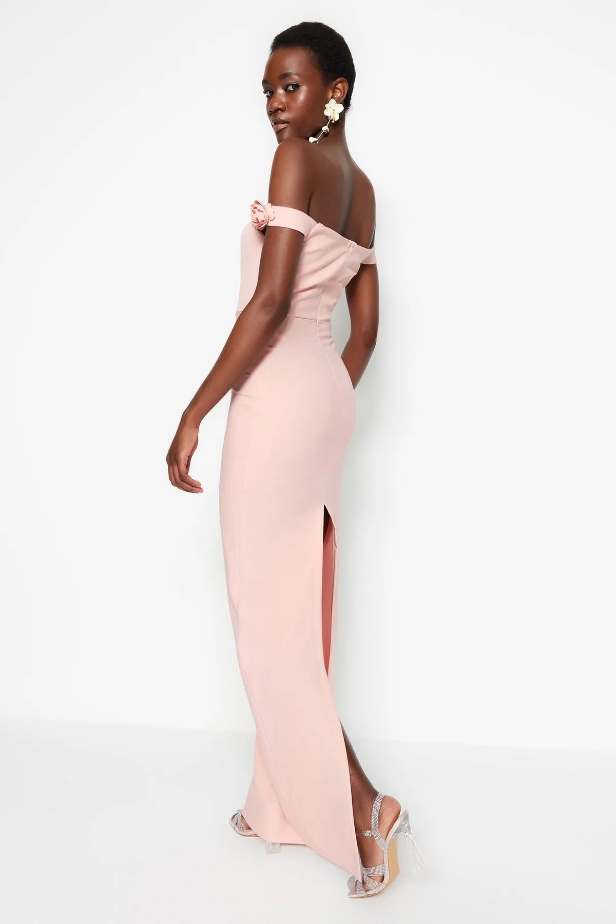 Trendyol Collection  Langes Abendkleid mit Futter aus getrockneten Rosen und gewebten Accessoires TPRSS23AE00044