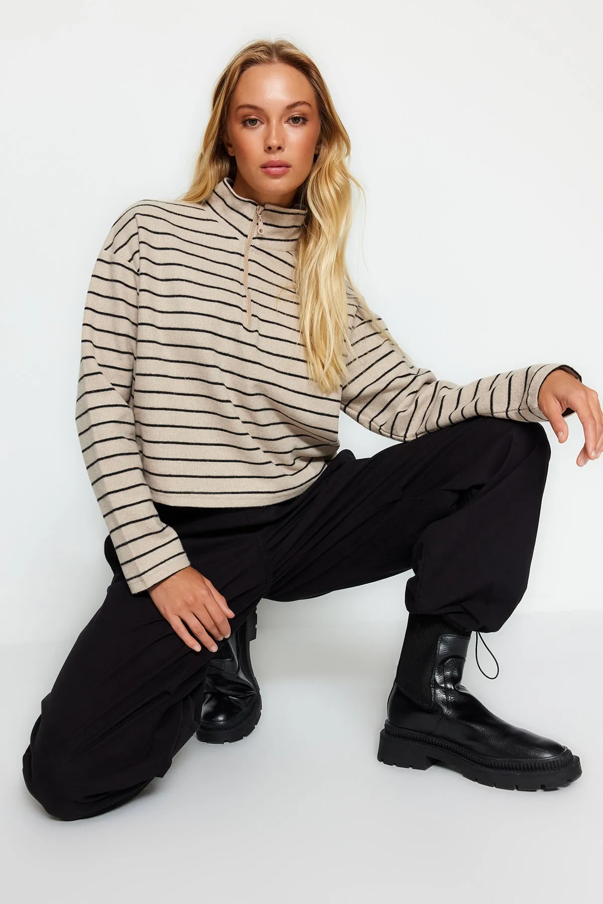 Trendyol Collection  Hellbeige gestreiftes Thessaloniki-Sweatshirt mit Reißverschluss und Stehkragen, reguläre/normale Passform, TWOAW22SW0732