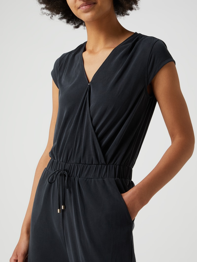 Jumpsuit in Wickel-Optik in schwarz