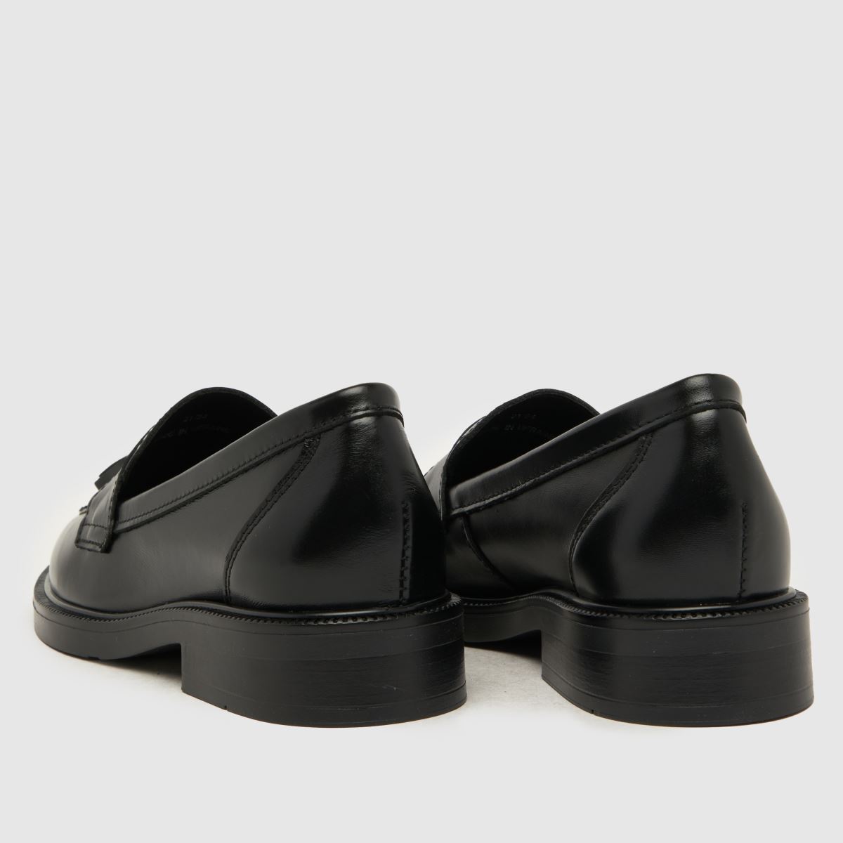 Schuh Lina bőr bojtos mokaszin lapos talpú cipő fekete színben