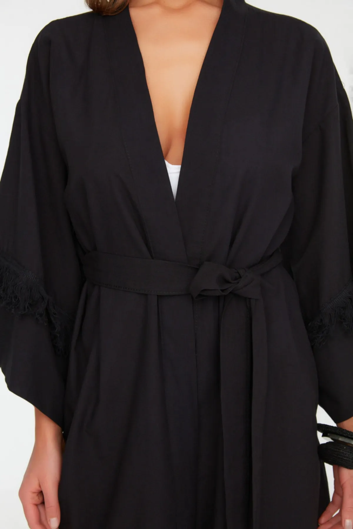 Trendyol Collection  Schwarzer Maxi-Kimono und Kaftan aus 100 % Baumwolle mit Gürtel und Quasten TBESS22KM0046