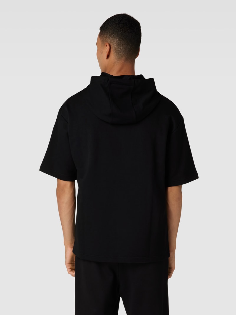 T-Shirt in unifarbenem Design mit Label-Stitching in schwarz