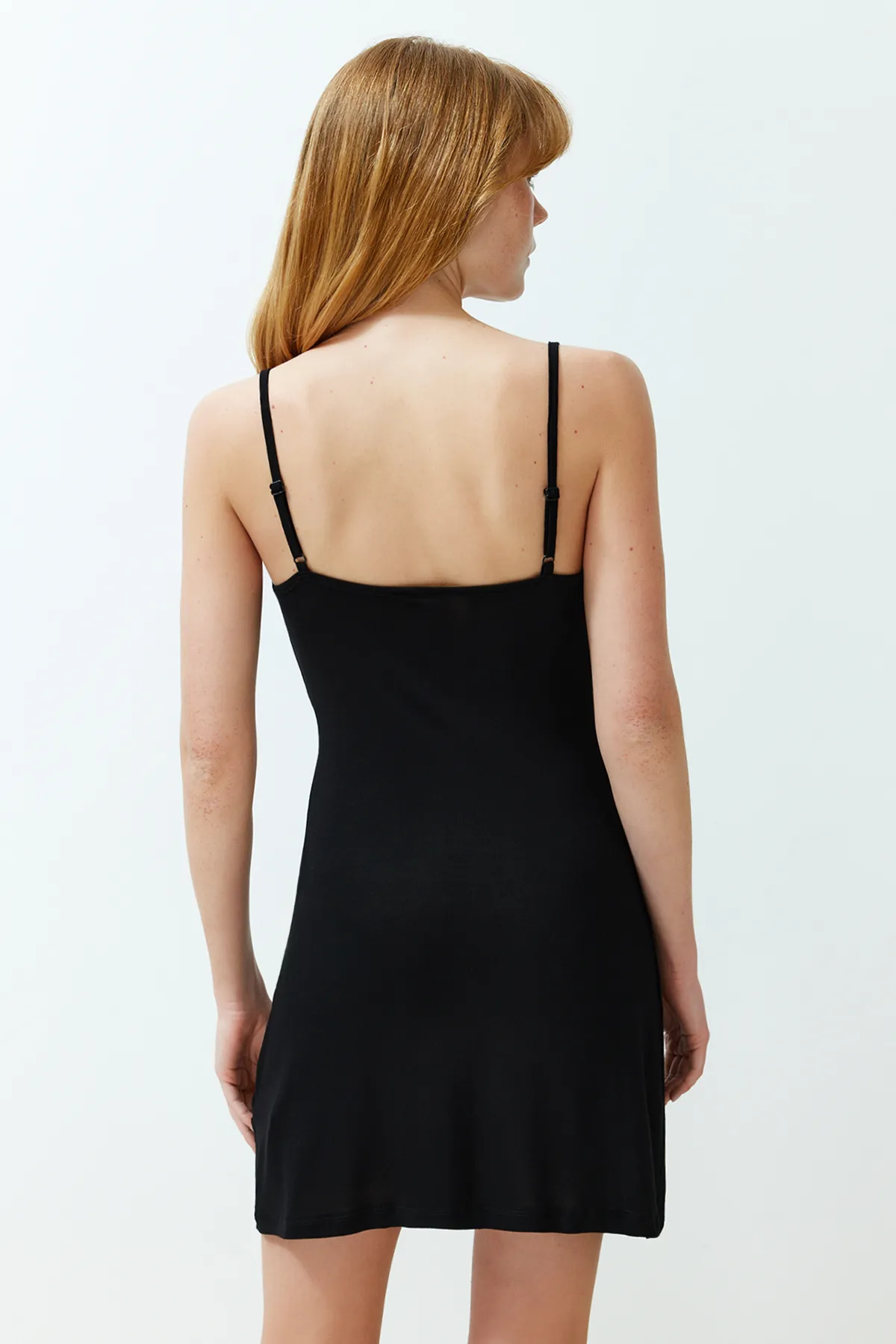 Trendyol Collection  Schwarzes Nachthemd aus Viskose-Strick mit Spitzendetail und Seilträgern THMSS24GC00005