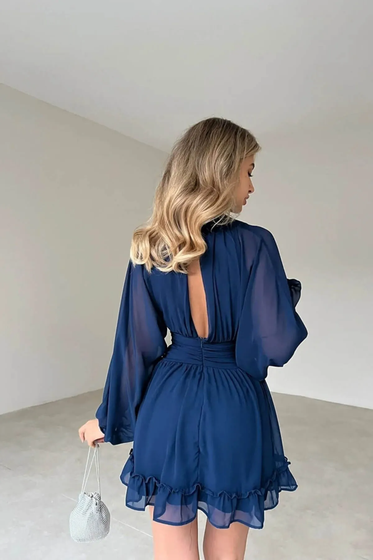 SONREİR  Rückenfreies, mit Chiffonstoff gefüttertes Kleid
