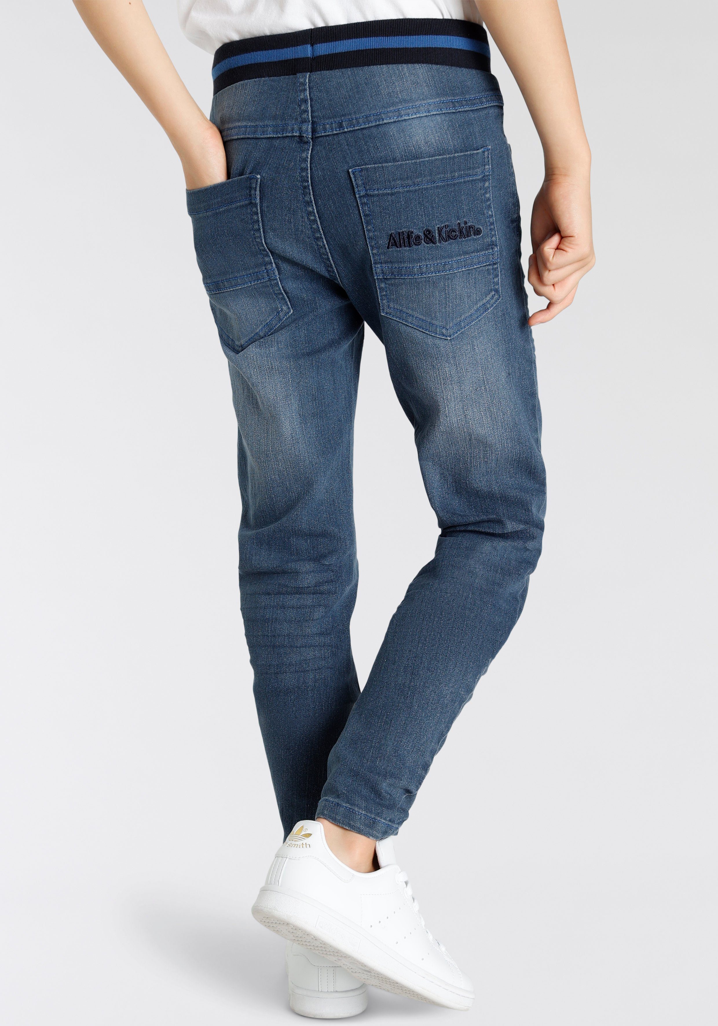 Alife & Kickin Schlupfjeans Denim Logo-Stickerei auf Po-Tasche