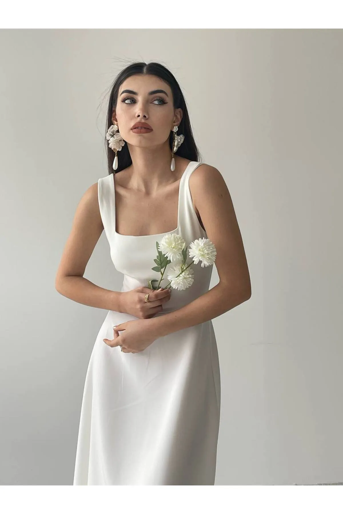 SONREİR  JESICA-KLEID MIT DICKEN TRÄGERN UND QUADRATISCHEM YEKA-DETAIL