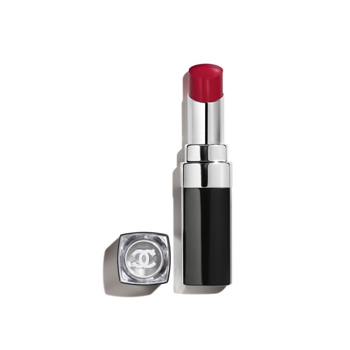 DER FEUCHTIGKEITSSPENDENDE, AUFPOLSTERNDE, HOCHGLÄNZENDE UND FARBINTENSIVE LIPPENSTIFT MIT LANGEM HALT