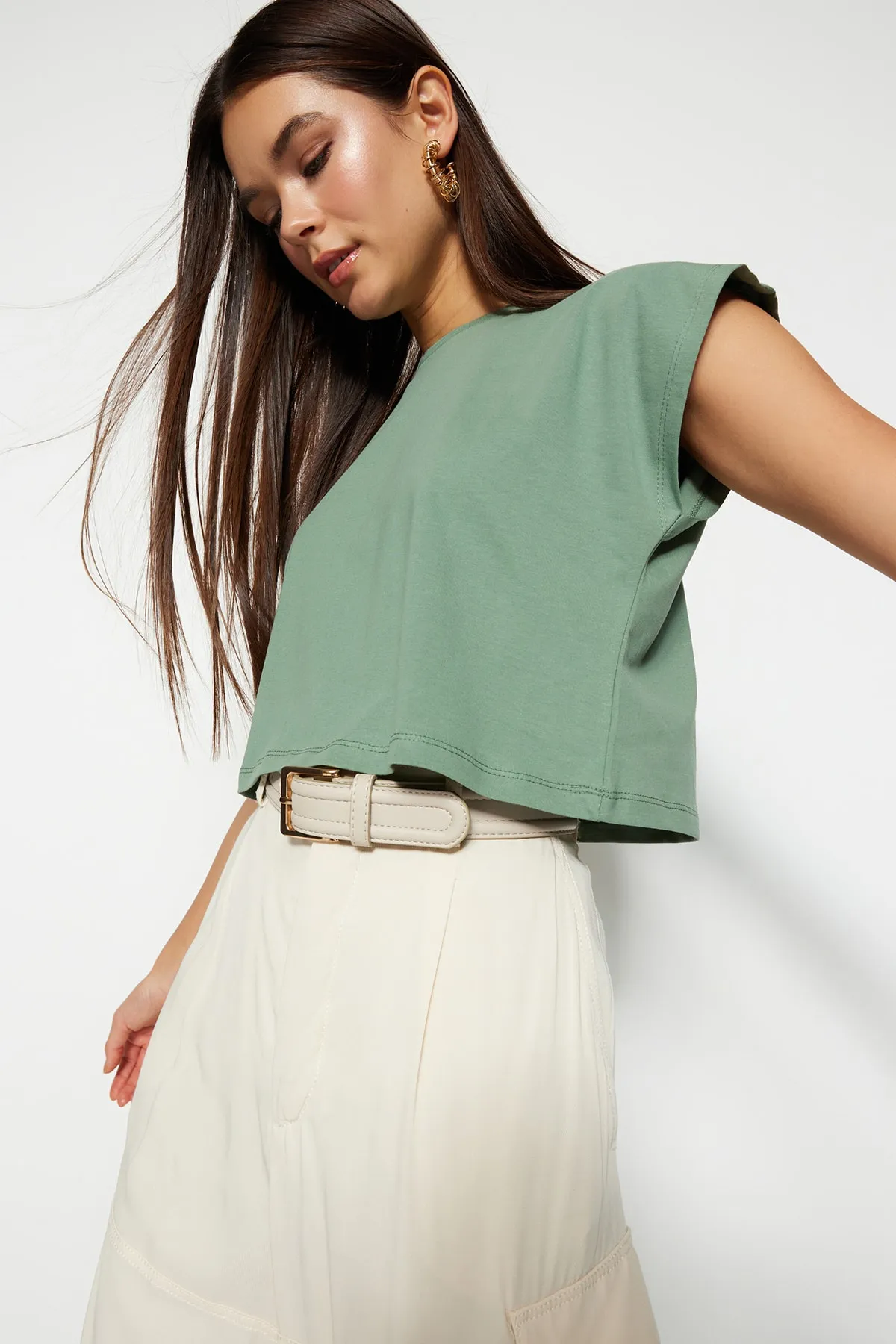 Trendyol Collection  Khakifarbenes Strick-T-Shirt aus 100 % Baumwolle mit niedrigen Ärmeln und weitem, entspanntem Schnitt und Rundhalsausschnitt TWOSS22TS0378