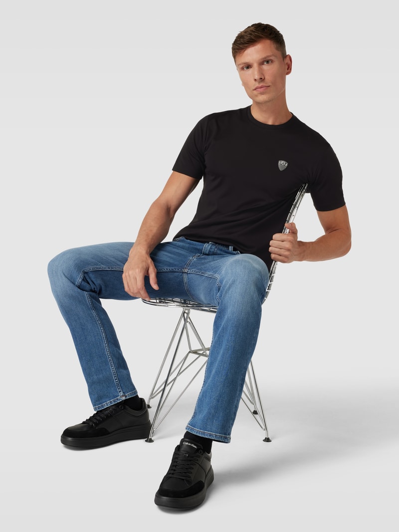 T-Shirt mit Label-Detail in schwarz