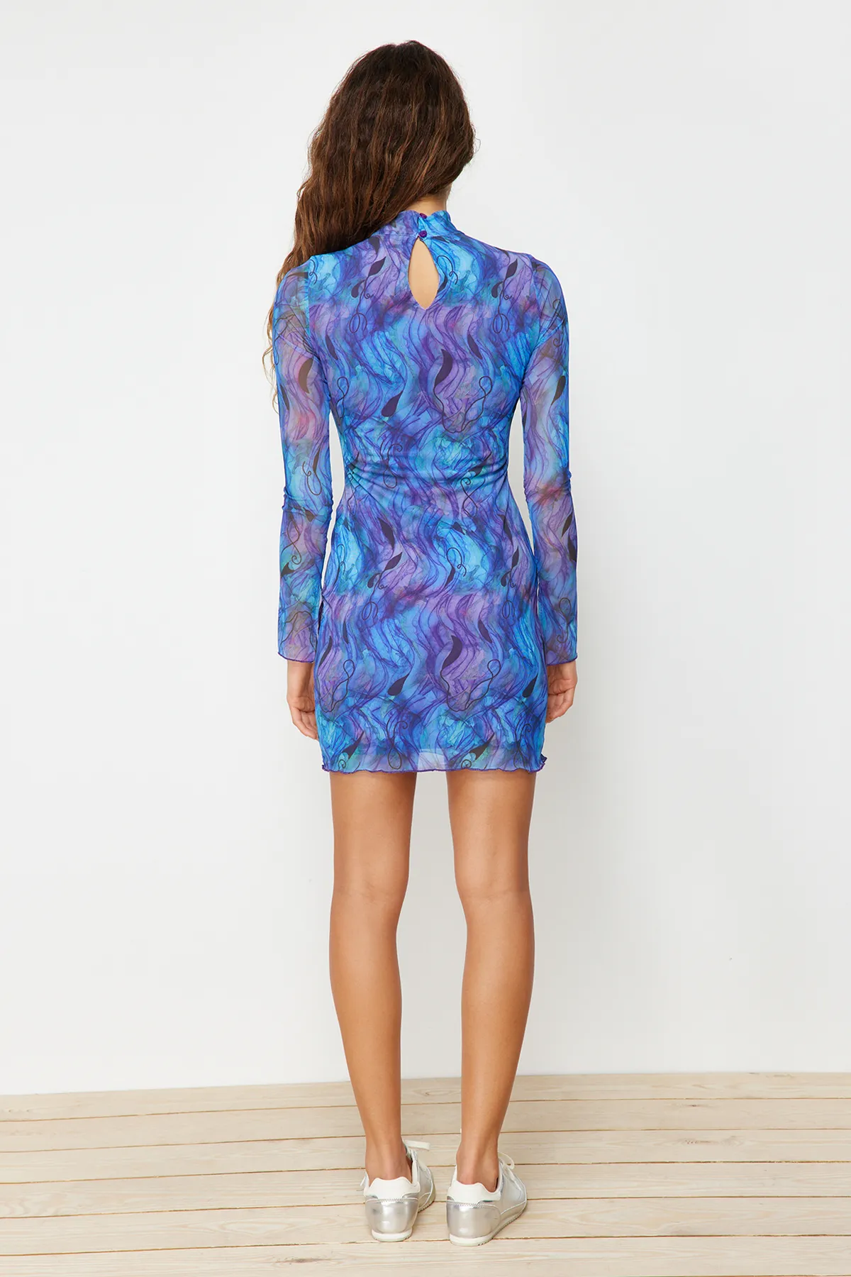 Trendyol Collection  Lilafarbenes Mini-Strickkleid mit hohem Kragen, bedruckten Rüschen und Tüllfutter TWOAW24EL00195