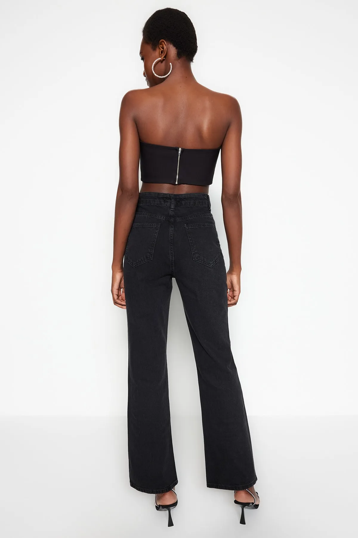 Trendyol Collection  Schwarze Stone-Jeans mit hoher Taille und weitem Beinausschnitt TWOAW23JE00442