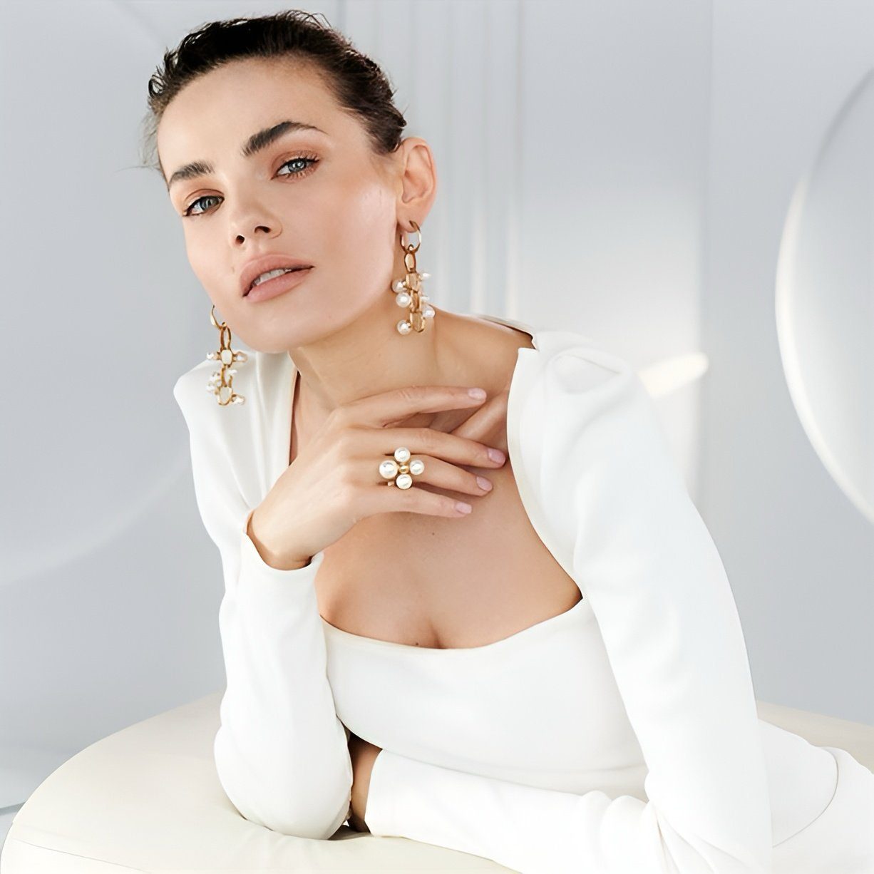 AVON Cosmetics Pflege-Geschenkset RARE PEARLS Eau de Parfum 50 ml, Body Lotion 150 ml, Duschgel 150 ml Bis zu 24 Stunden Frische Mattes Finish Spurenfrei Atmungsaktive Formel Feuchtigkeits- und hitzeresistent Angenehmes Gefühl Set, 3-tlg., Geschenkid