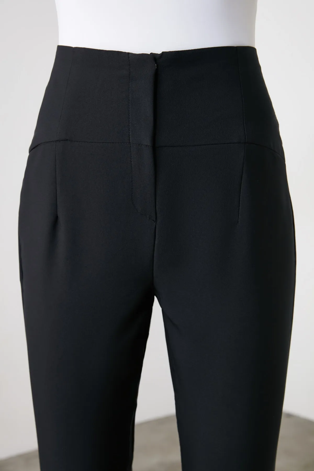 Trendyol Collection  Schwarze gewebte Zigarettenhose mit schmalem Bein und Ziernähten an der Taille TWOSS20PL0388