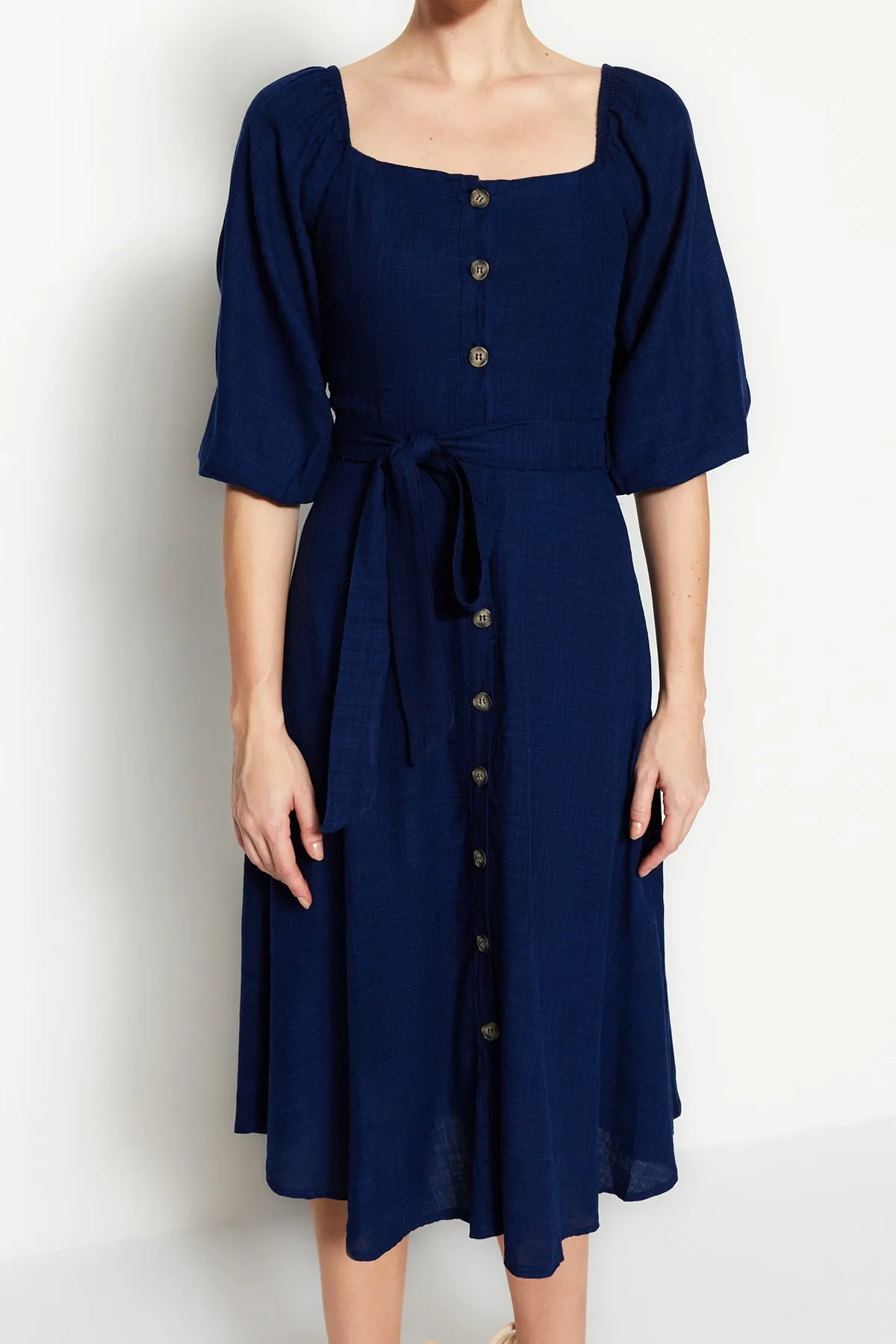 Trendyol Collection  Marineblaues, gewebtes Midikleid mit Gürtel und Knöpfen TWOSS19IE0009