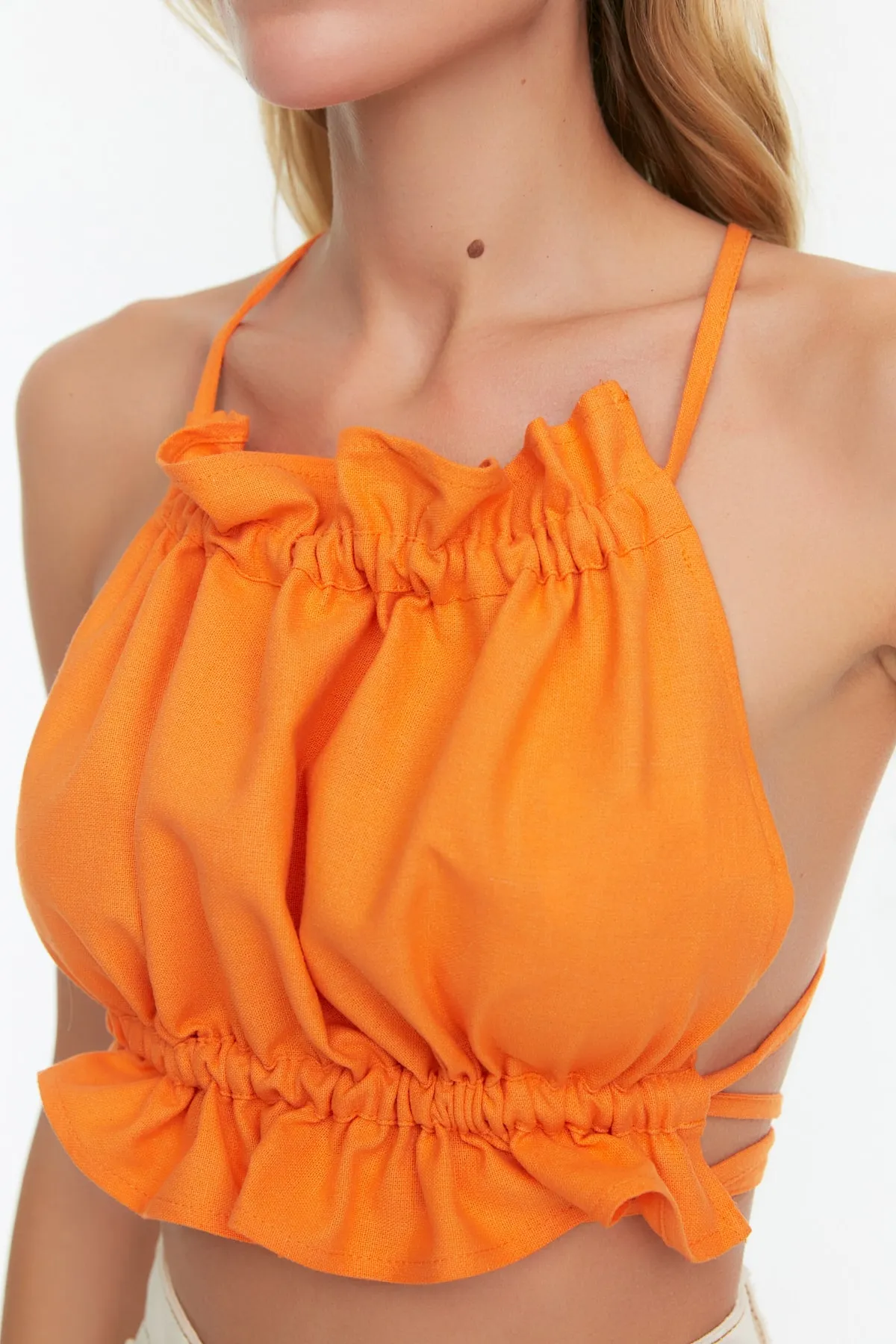 Trendyol Collection  Orangefarbene Crop-Bluse mit gewebten Rüschen TBESS21BZ0757