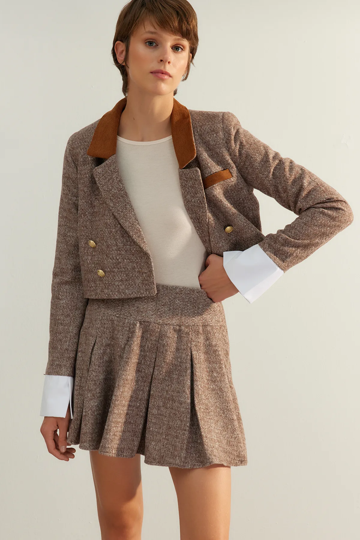 Trendyol Collection  Brauner Mini-Webrock mit Falten in Premiumqualität TWOAW24ET00259