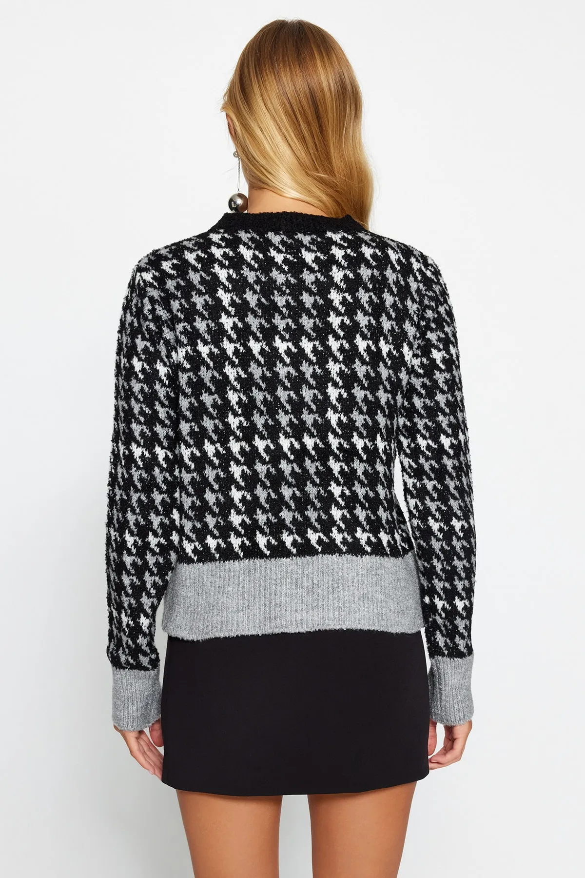 Trendyol Collection  Schwarzer Strickcardigan aus Bouclégarn mit Muster TWOAW24HI00277