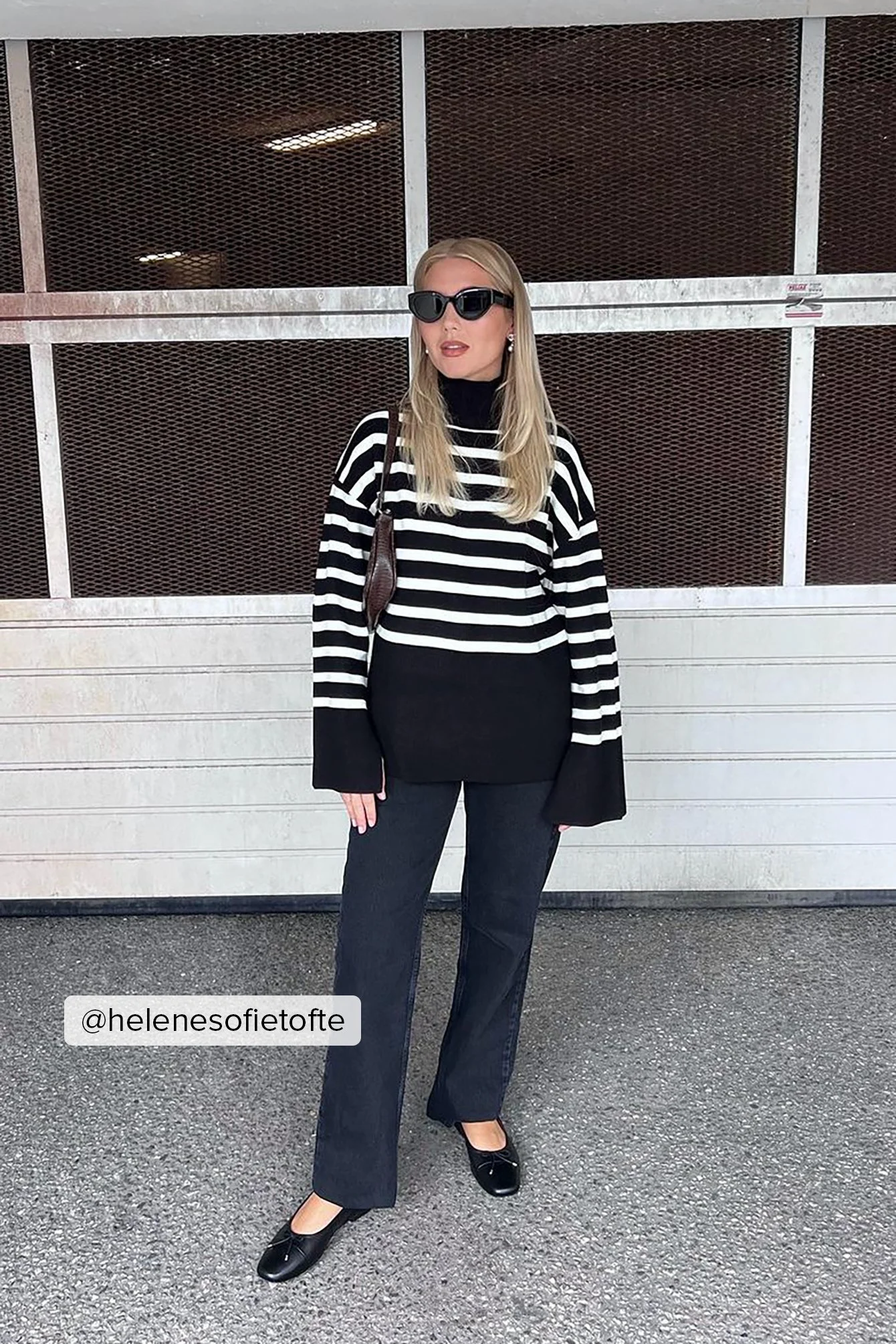 Gestreifter Strickpullover mit Rollkragen